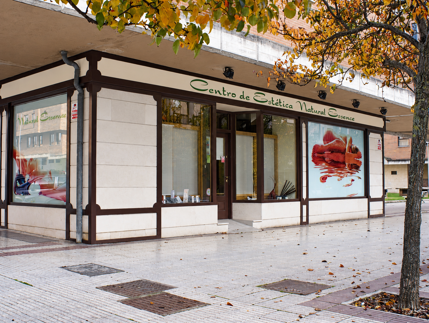 Fachada del centro Natural Essence en Pamplona